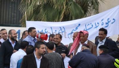 مزارعون امام الرئاسة : ارحل ارحل يا نسور مزارعون امام الرئاسة : ارحل ارحل يا نسور