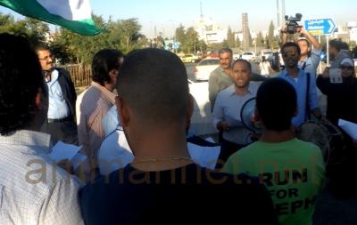 تكريم ساخر للنسور أمام الرئاسة - صور