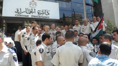 إضراب موظفي الجمارك يشل عمل الدائرة (فيديو)