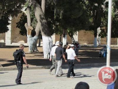 وزير الاسكان الاسرائيلي وعشرات المتطرفين يقتحمون الاقصى وزير الاسكان الاسرائيلي وعشرات المتطرفين يقتحمون الاقصى