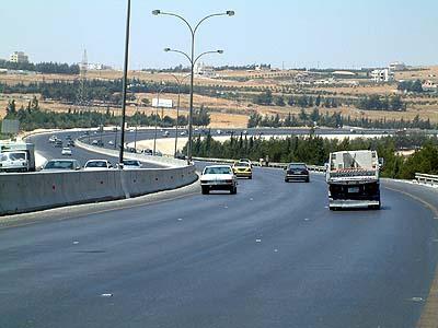 تواصل حملة إزالة البسطات والاكشاك المخالفة في شارع المطار تواصل حملة إزالة البسطات والاكشاك المخالفة في شارع المطار