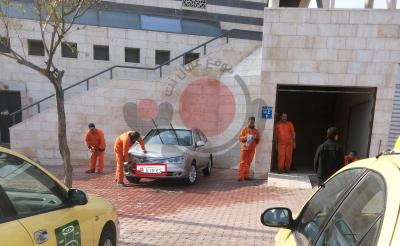 عمال وطن يغسلون مركبة حكومية والأمانة ترد عمال وطن يغسلون مركبة حكومية والأمانة ترد
