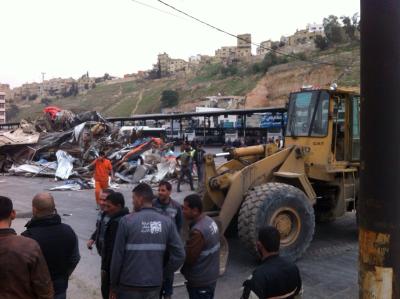 الأمانة تزيل البسطات والأكشاك المخالفة في"المحطة"