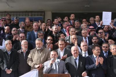 اعتصام وصلاة غائب أمام النقابات المهنية