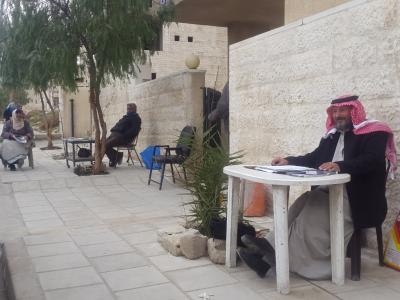 كاتب الاستدعاءات.. طاولة ومظلة والرزق على الله كاتب الاستدعاءات.. طاولة ومظلة والرزق على الله