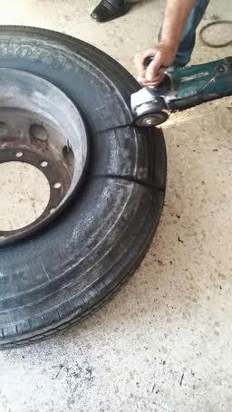 إحباط تهريب 200 ألف حبة مخدرة بإطار سيارة