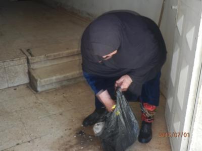 سر العجوز "أم عطيه" منظفة ادراج البنايات بالزرقاء