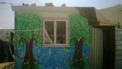 رسومات في أرجاء "الزعتري" تسطّر حكايات اللاجئين