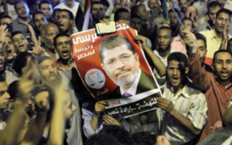 اشتباكات في ميدان التحرير بين معارضي ومناصري مرسي