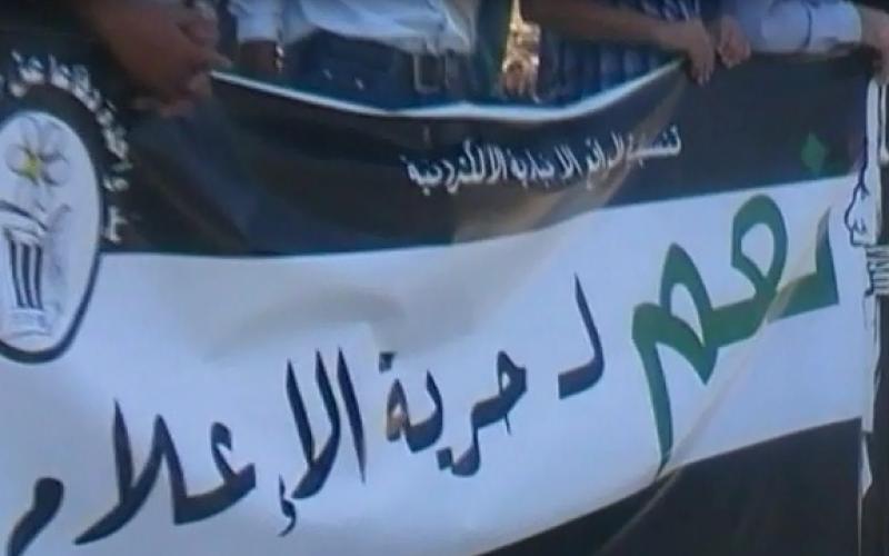 صحفيون امام الديوان الملكي