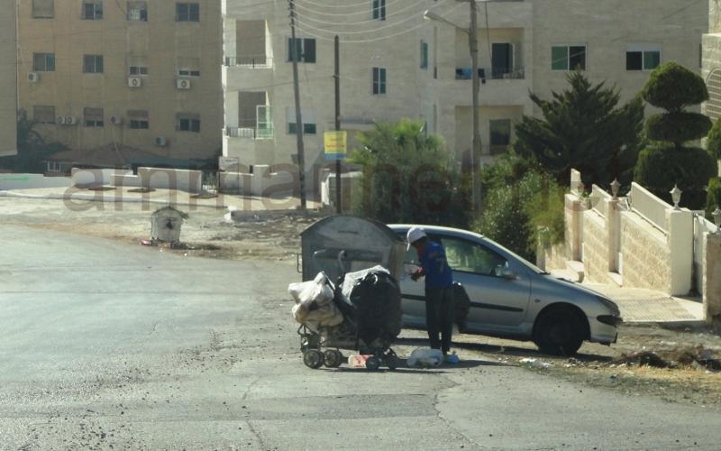 طفل يأكل بقايا طعام عثر عليه في حاوية للنفايات - عدسة حسن عودة 