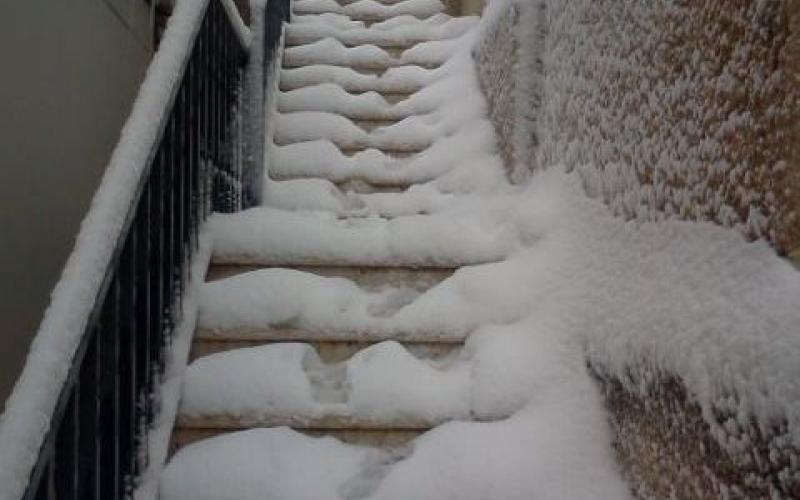 ثلوج تصعد الدرج 