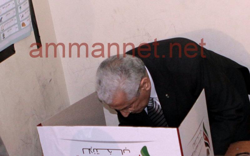 رئيس الوزراء عبد الله النسور يدلي بصوته- عدسة نادر داود 