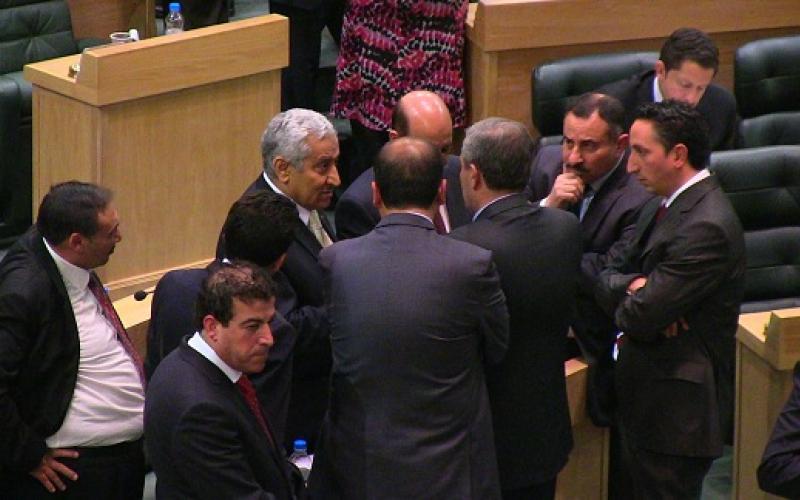 النسور يتعهد لكتلة وطن بعدم رفع الكهرباء إلا بعد استنفاد الحلول والعودة للنواب