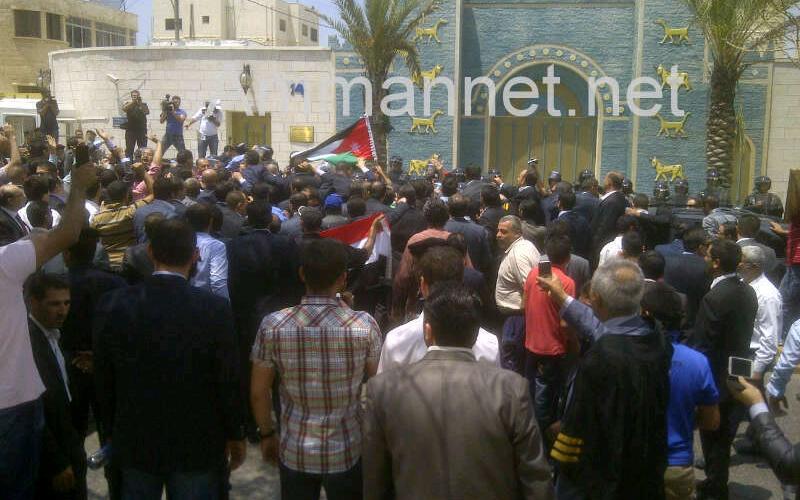 فض اعتصام السفارة العراقية بالقوة - فيديو وصور