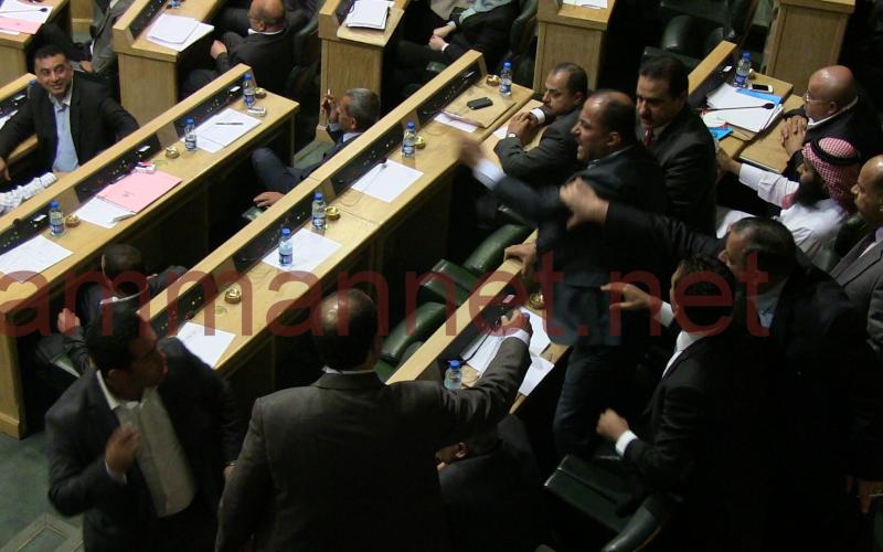 النائب العدوان يوجه شتائم نابية للنائب الشريف- فيديو 