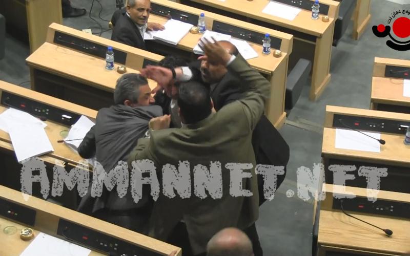 السعود يلكم ابو رمان على وجهه تحت القبة -فيديو