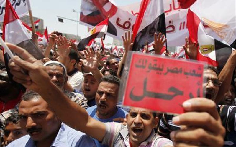 احتشاد مصريين مؤيدين ومعارضين لمرسي ومخاوف من اندلاع عنف