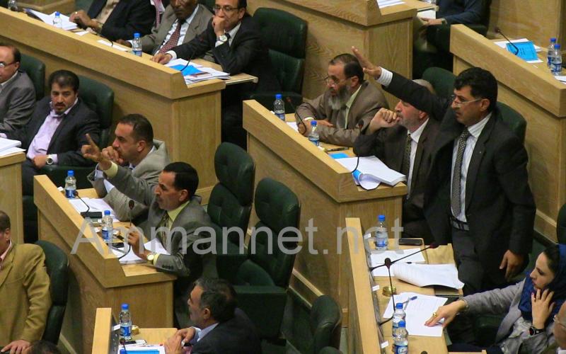 نواب ينتقدون فتح شبكات الخليوي تحت القبة