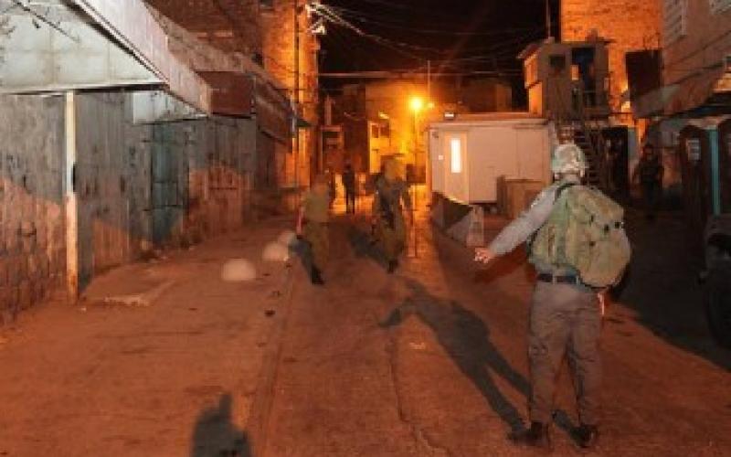 مقتل جندي اسرائيلي بالخليل والاحتلال ينفذ حملة تفتيش واغلاق شامل للمدينة 