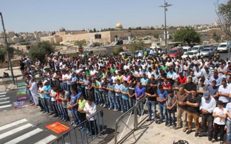 إغلاق أبواب الأقصى في وجه من دون الـ50