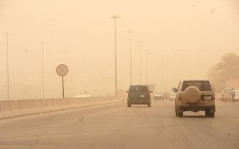 تحذير من الغبار على الطرق الصحراوية