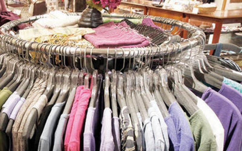 مطالبة بتخفيض ضريبة المبيعات للنصف في قطاع الألبسة والأحذية