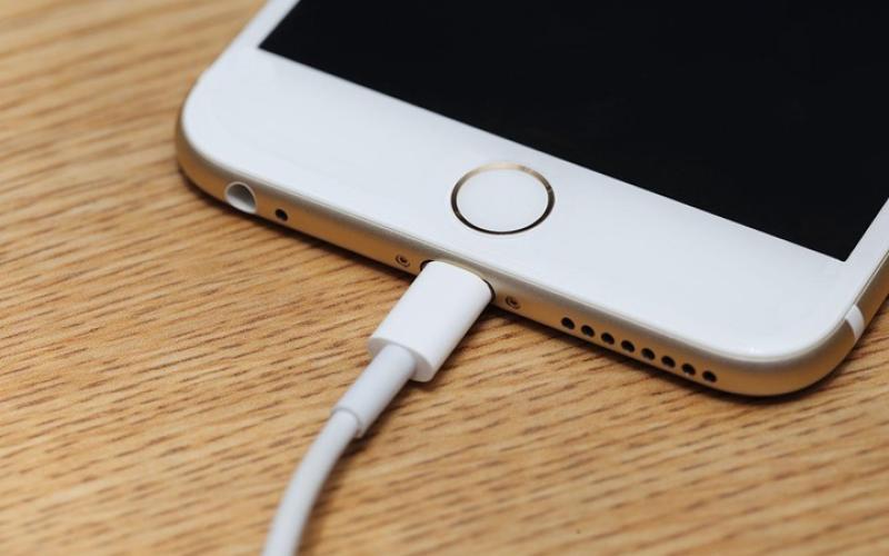 تعرف على مواصفات بطاريات أحدث الهواتف الذكية