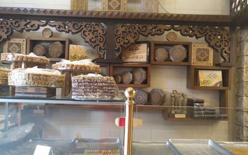 سوريون ينقلون مهاراتهم في صنع الحلويات إلى الأردن