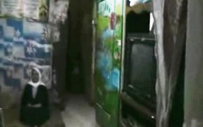 عائلة تعيش في بيت درج وتستخدم المطبخ دورة للمياه