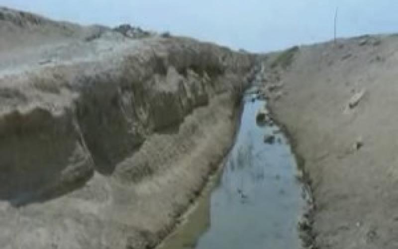 مهارب مائية للصرف الصحي تفصل أحياء سكنية في دير علا (فيديو)