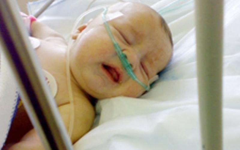 إصابة الطفل يمان بمرض نادر وانتظار فحص الحمض النووي