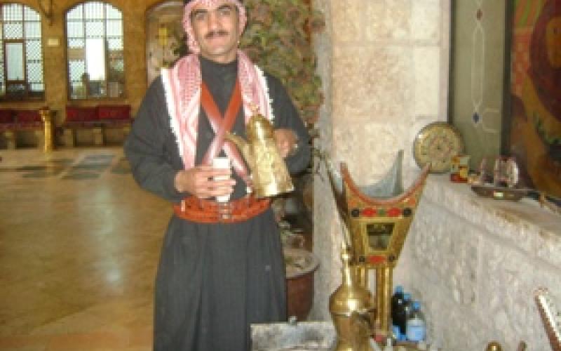 أبو صياح يخفف ثقل المعدة بفنجان السادة( فيديو)