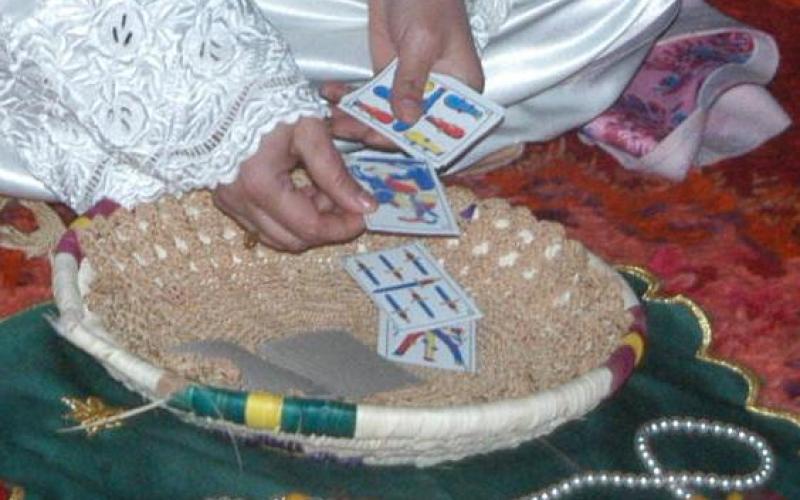 عمان نت تسبر غور عالم المشعوذين..فتاة تسقي زوجها من بولها