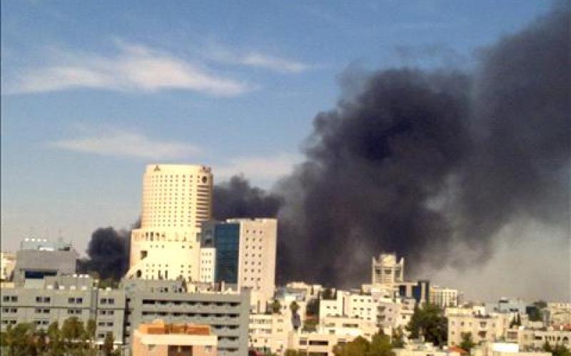 الذعر يخيم على "حياة عمان" بعد نشوب حريق في مداخله (فيديو)