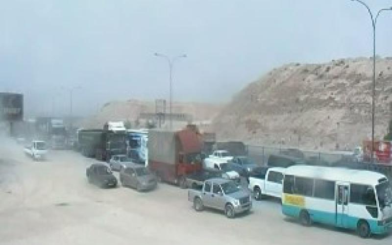 أهالي الفاخورة يغلقون اتوستراد الزرقاء احتجاجا على تجريف أرض (فيديو)