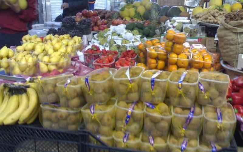 تجار يؤجرون بسطاتهم للعمالة الوافدة (فيديو)