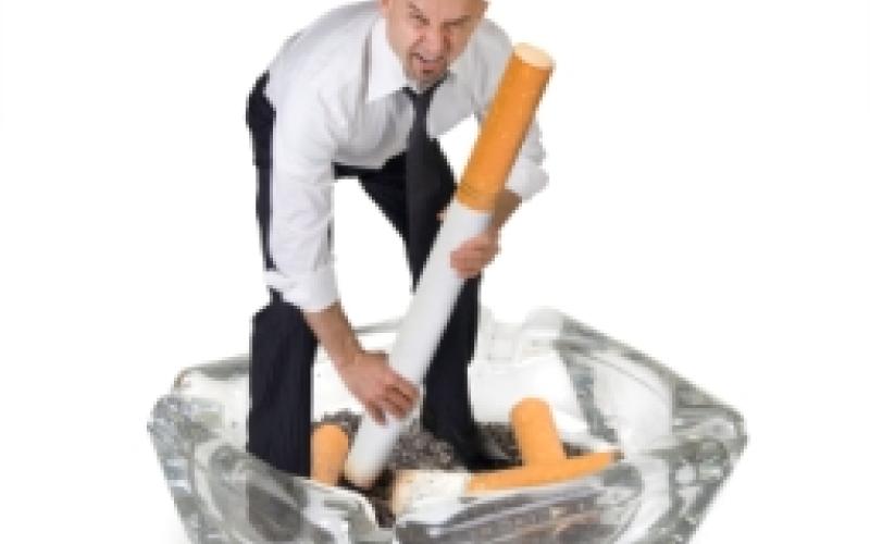 حظر التدخين في الأماكن العامة يبدأ غدا الثلاثاء