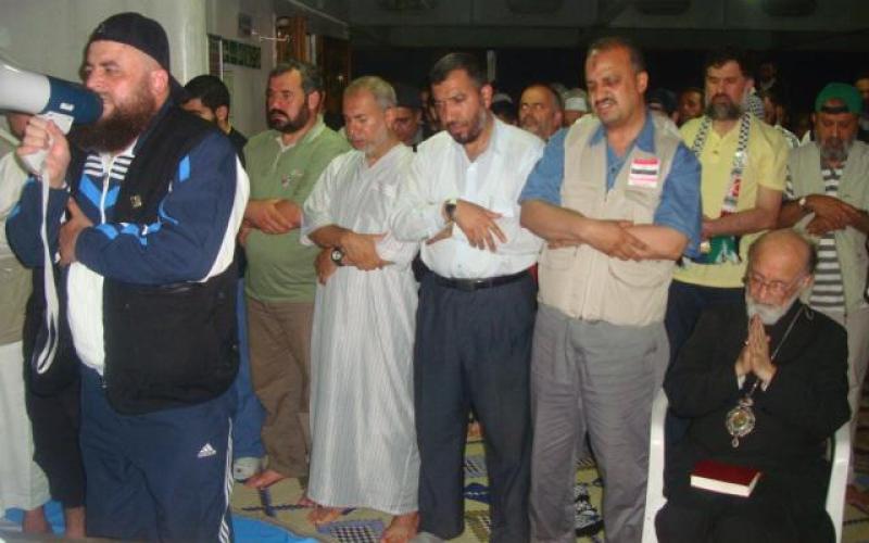 أخر صورة للمطران كبوتشي يصلي مع مسلمي أسطول الحرية