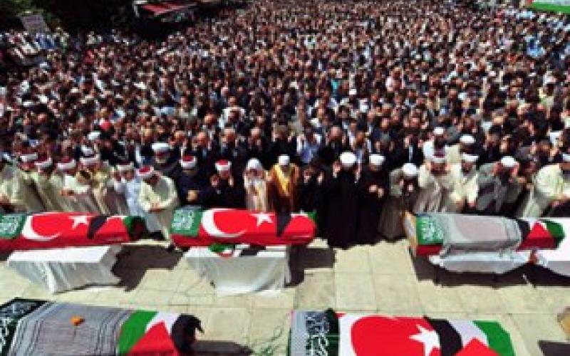 آلاف الأتراك يشيعون جثامين ضحايا أسطول الحرية(صور) 