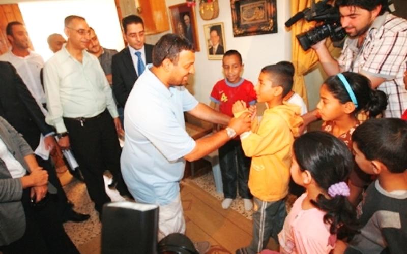 بطل الملاكمة العالمي نسيم حميد يختتم زيارته الأولى إلى الأردن 