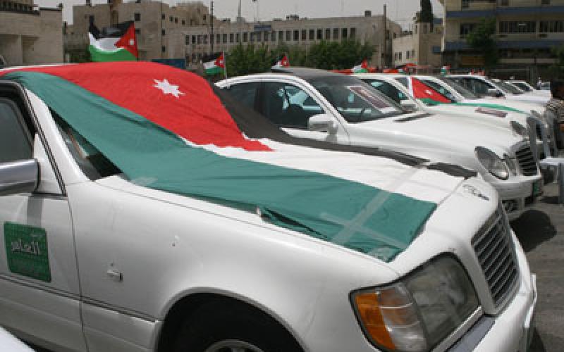 عاملون على خطوط النقل الدولية يهددون بإحراق سياراتهم في العبدلي (فيديو)