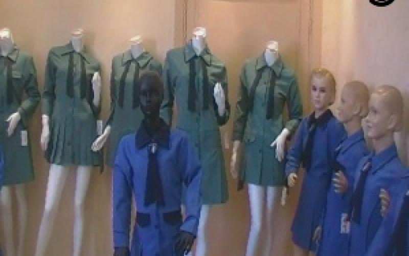 أصحاب مصانع أزياء يحتجون على تغيير الزي المدرسي ..فيديو