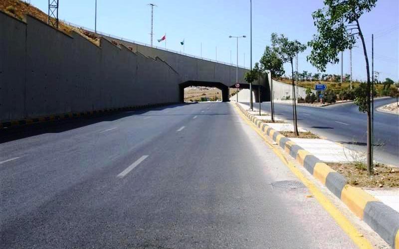  الحكومة تدرس فرض رسوم استخدام لبعض الطرق 