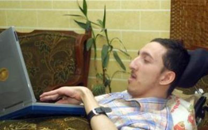 يرتجل المقالات رغم شلل أطرافه