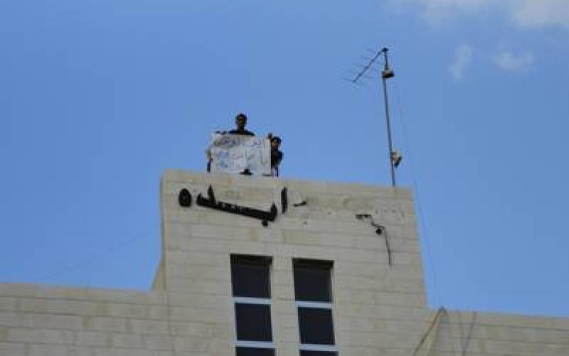 محاولة انتحار بائع قهوة بصحبة طفلتيه بعد مصادرة عربته