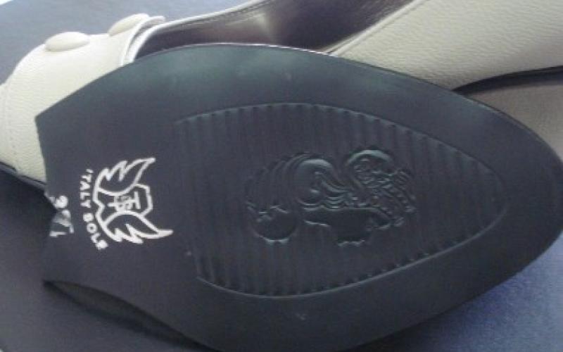 ضبط أحذية نسائية كتب في أسفلها بسم الله الرحمن الرحيم (صوت)