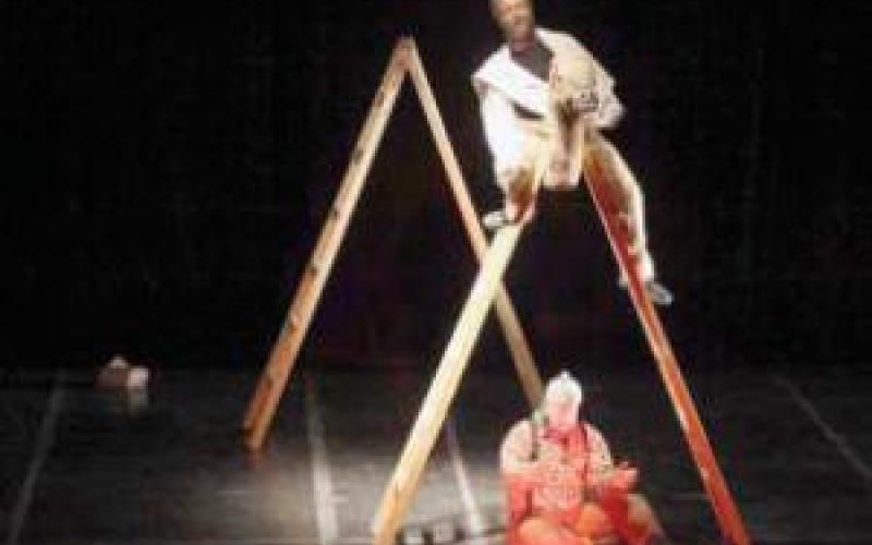 "رحلة حنظلة" لونوس في المركز القافي