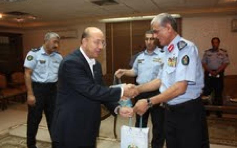 اللواء الرقاد يكرم ضباطا متقاعدين 