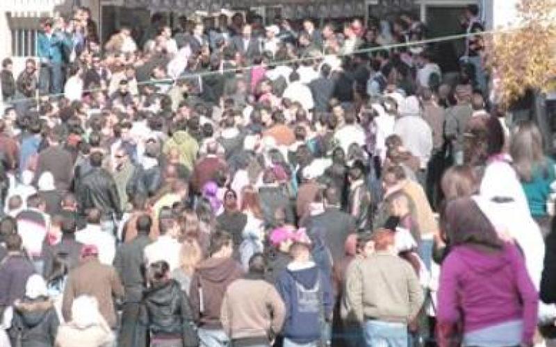 الشباب والانتخاب: تشجيع للمشاركة ومنع من العمل السياسي